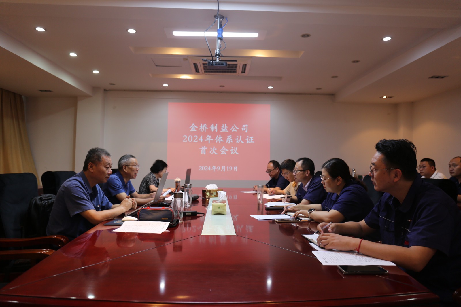 近日，金橋制鹽公司通過北京世標(biāo)認(rèn)證中心審核，給予食品安全管理體系、環(huán)境管理體系和職業(yè)健康安全管理體系認(rèn)證“保持認(rèn)證資格”的監(jiān)督審核結(jié)論，給予質(zhì)量管理體系認(rèn)證“再次注冊”的再認(rèn)證審核結(jié)論。通過審核，是對公司精細(xì)化管理成果的檢驗，促進公司內(nèi)控管理水平持續(xù)提升。（李曉月）
