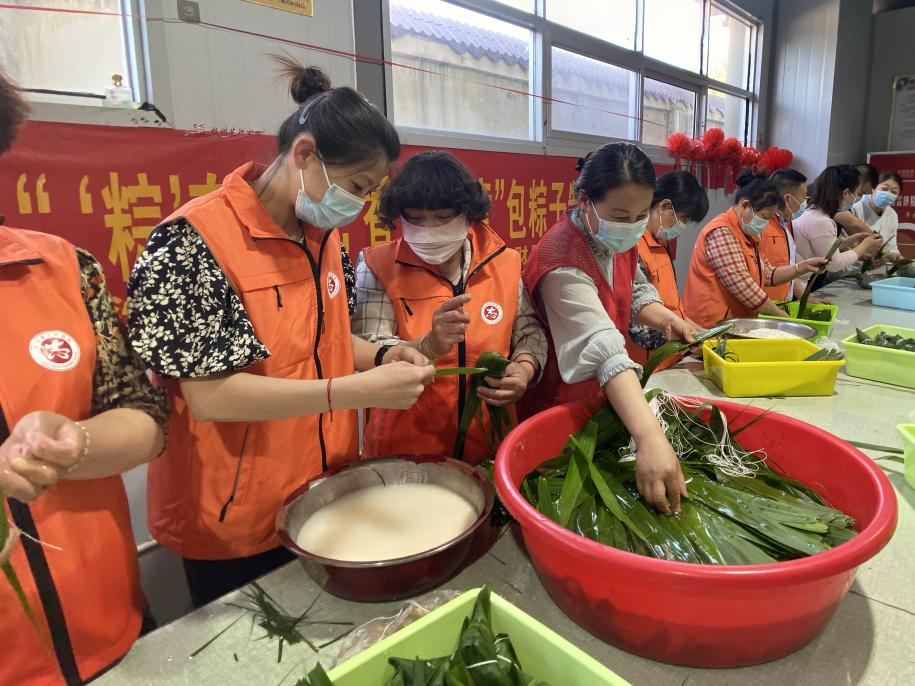 青口供電所黨支部聯(lián)合生產(chǎn)生活服務(wù)中心分會(huì)、黃沙坨社區(qū)，共同舉辦“悠悠艾草香 濃濃端午情”系列活動(dòng)。.png